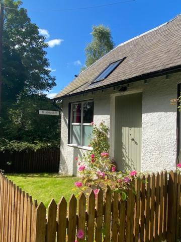 Cobbler'S Cottage At Kindrochet, Strathtay Питлохри Экстерьер фото